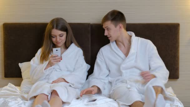 Relation méfiance jalousie femme fouiner téléphone — Video