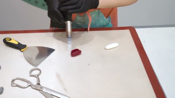 Handgemaakte karamel ambachtelijke lollipop vormen, vormgeven — Stockvideo