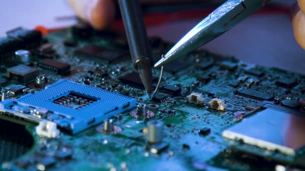 Computer-upgrade solderen moederbord technologie — Stockvideo