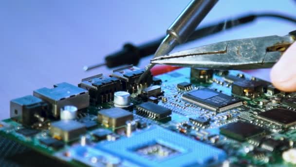 Workshop courses motherboard soldering repair — Stock Video