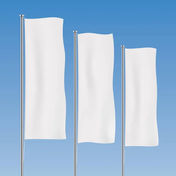 Banderas verticales blancas de la bandera sobre un fondo del cielo . — Vector de stock