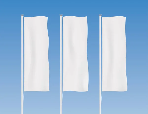 Banderas verticales blancas de la bandera sobre un fondo del cielo . — Vector de stock