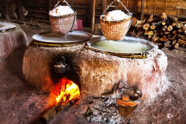 Ateş ve eski büyük kavanoz