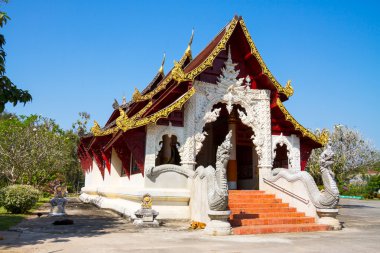 Mavi gökyüzü eski kilise