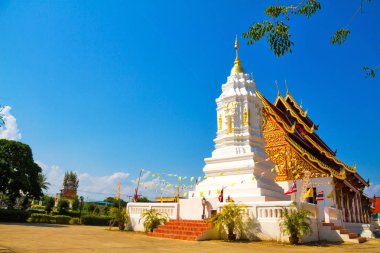 Mimari ve bulut gökyüzü