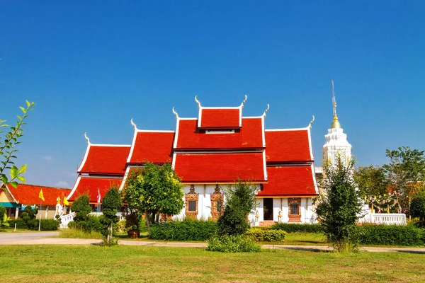 Greensward ve kırmızı mimari