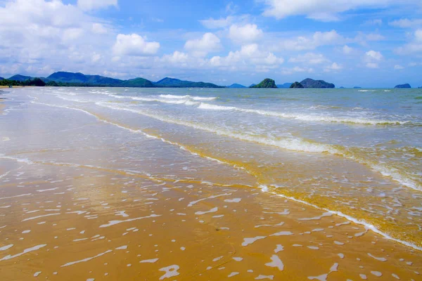 Золотая песчаная волна — стоковое фото