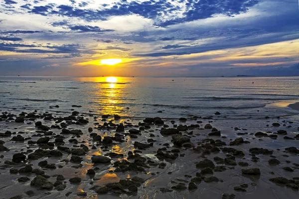 Salida del sol mañana y piedra — Foto de Stock