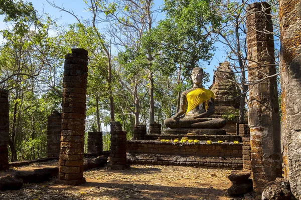 Wat Khao Phanom eski boy Buddha Phloeng 