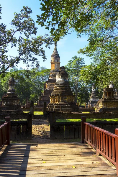 Wat Chedi Chet Thaeo és a régi pagoda — Stock Fotó