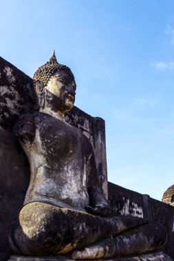 Gökyüzü heykel Buda hasarla