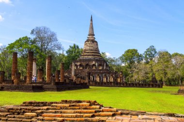 WAT Chang Lom ve yeşil çimen