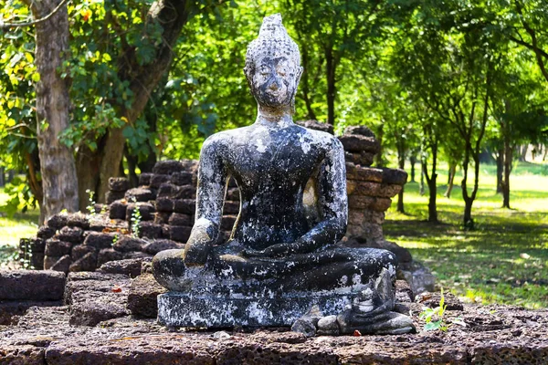 Old statue buddha outdoor green tree — Stock Photo, Image