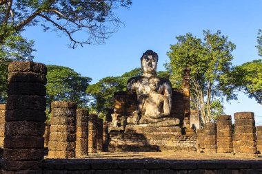 Eski buddha ve güneş ışığı heykel 