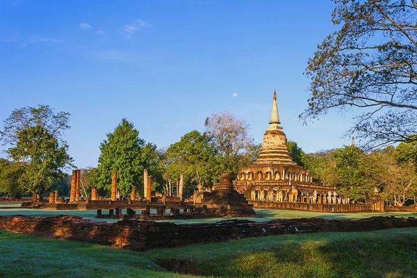 Régi pagoda Wat Chang Lom templom és árnyék — Stock Fotó