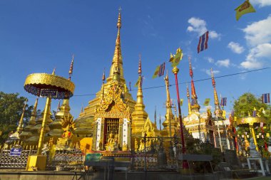 Mimari altın ve mavi gökyüzü çok güzel.