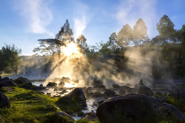 Nascer do sol e luz solar com fontes termais — Fotografia de Stock