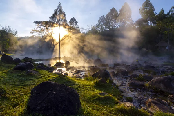 Fontes termais bonitas com nascer do sol e luz solar — Fotografia de Stock