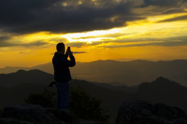 Siyah gölgeli ve gezginli gün batımı
