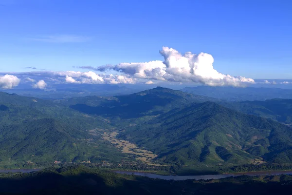 Montanha e Rio Mekong idílico — Fotografia de Stock
