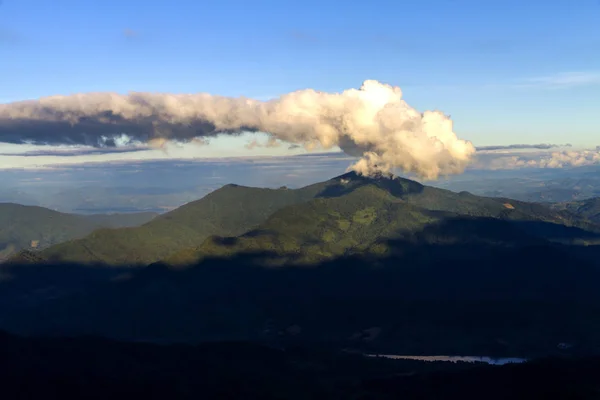 Mountai e nuvem à noite idílica — Fotografia de Stock