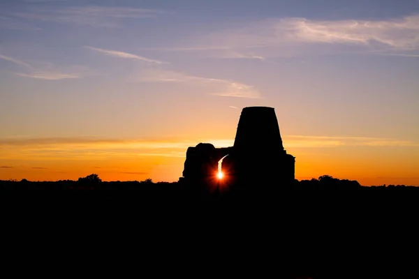 As ruínas do portão da Abadia de St. Benet ao pôr do sol . — Fotografia de Stock