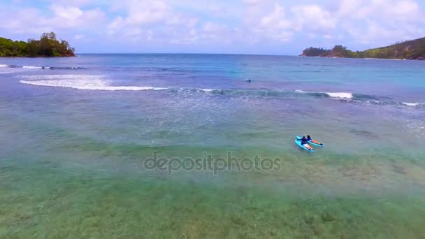 Luchtfoto van Surfers, Baie Lazare Beach, Mahe Island, Seychellen 5 — Stockvideo