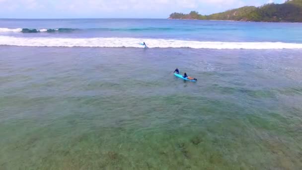 Luchtfoto van Surfers, Baie Lazare Beach, Mahe Island, Seychellen 8 — Stockvideo