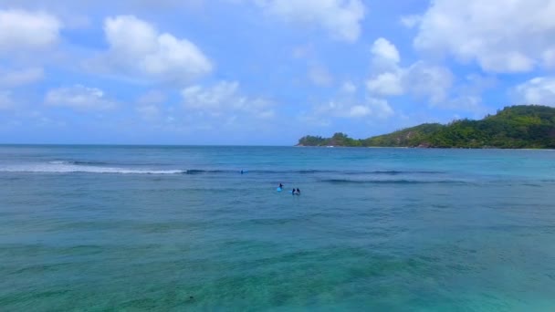 Vista aérea dos surfistas, praia de Baie Lazare, ilha de Mahe, Seychelles 6 — Vídeo de Stock
