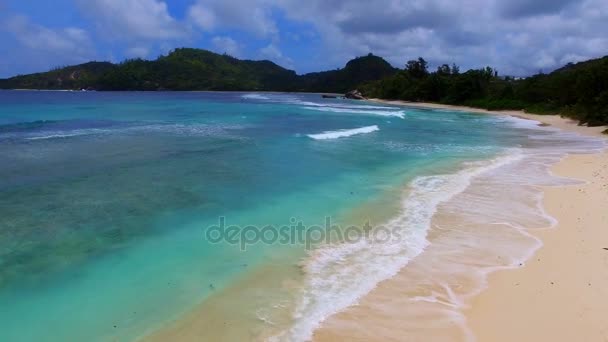 Воздушный вид на пляж Байе-Лазар, остров Маэ, Сейшельские острова 8 — стоковое видео
