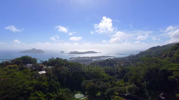 Вид с воздуха на горы и океан с точки зрения Sans Souci, Сейшелы 2 — стоковое видео