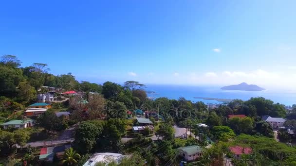 Luchtfoto van de bergen en de oceaan vanaf Sans Souci gezichtspunt, Seychellen 5 — Stockvideo