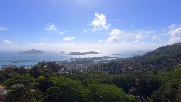 Veduta aerea delle montagne e dell'oceano dal punto di vista Sans Souci, Seychelles 3 — Video Stock