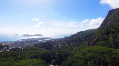 İki erkek havadan görünümü Hint Okyanusu dalgalarda Yüzme