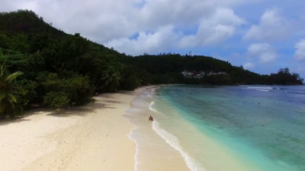 Letecký pohled na dvou chlapců plavání ve vlnách Indického oceánu — Stock video