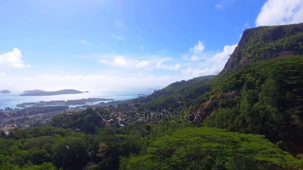Воздушный вид на горы и океан с точки зрения Sans Souci, Seychelles 6 — стоковое видео