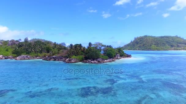 Flygfoto över L'Islette ön, Port Glaud, Seychellerna 1 — Stockvideo