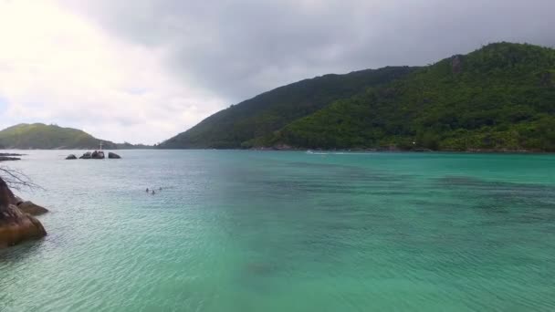 Vista aérea de la bahía en el Océano Índico durante Nublado Wheather, Seychelles 1 — Vídeo de stock