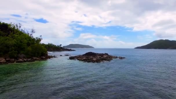 Panorama aéreo da baía no Oceano Índico, Port Lanuay, Seychelles — Vídeo de Stock