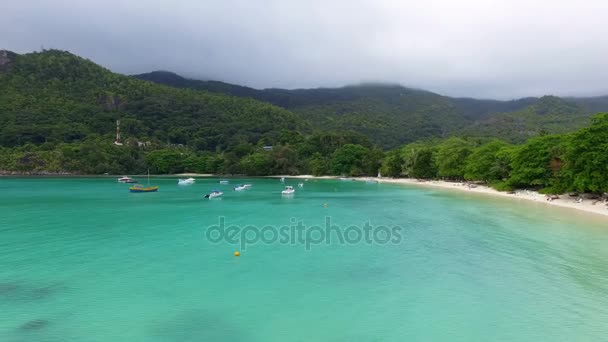 A légi felvétel a Port Lanuay Beach, Mahe-sziget, Seychelle-szigetek 2 — Stock videók