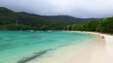 Kumsalda yürüyen bir adam havadan görünümü