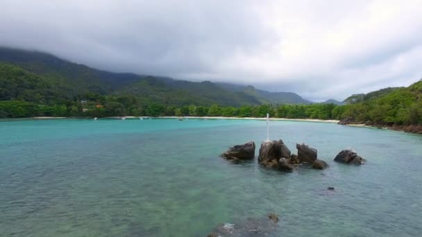 Luchtfoto van Bay en rotsen In de Indische Oceaan, Port Lanuay, Seychellen 3 — Stockvideo