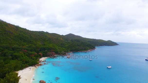 Luftaufnahme vom Strand von anse lazio, Insel Praslin, Seychellen 1 — Stockvideo
