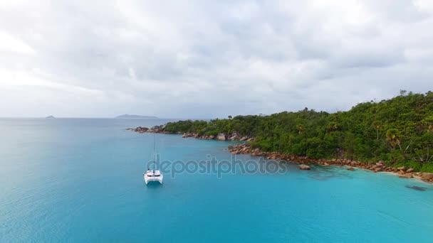 Letecký pohled na jachtě v Indickém oceánu, Seychely — Stock video