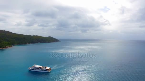 Luchtfoto van een boot In de oceaan 2 — Stockvideo