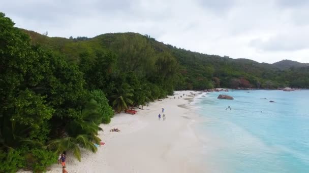 Luftaufnahme vom Strand von anse lazio, Insel Praslin, Seychellen 12 — Stockvideo