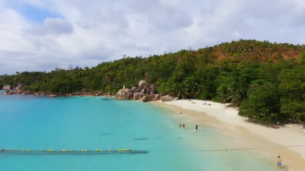 Εναέρια άποψη από την παραλία Anse Lazio, Νήσος Πράσλιν, Σεϋχέλλες 10 — Αρχείο Βίντεο