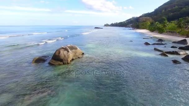 Vista aérea de la playa de Beau Vallon y rocas, Isla Mahe, Seychelles 3 — Vídeo de stock