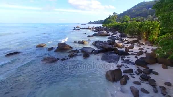 Luchtfoto van Beau Vallon strand en rotsen, Mahe Island, Seychellen 5 — Stockvideo