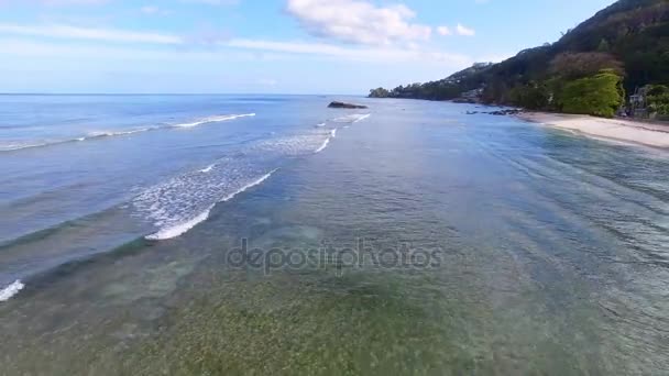 Luftaufnahme Strand und Felsen von Beau Vallon, Insel Mahé, Seychellen 4 — Stockvideo